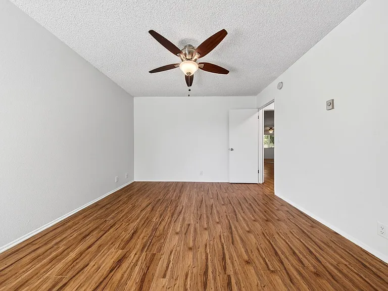 20317 Saticoy St — Photo 31