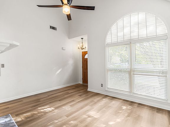 Living Rm w/Palladian Window & Vaulted Ceiling