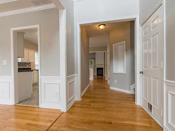5th image of 174 Churchcliff Dr