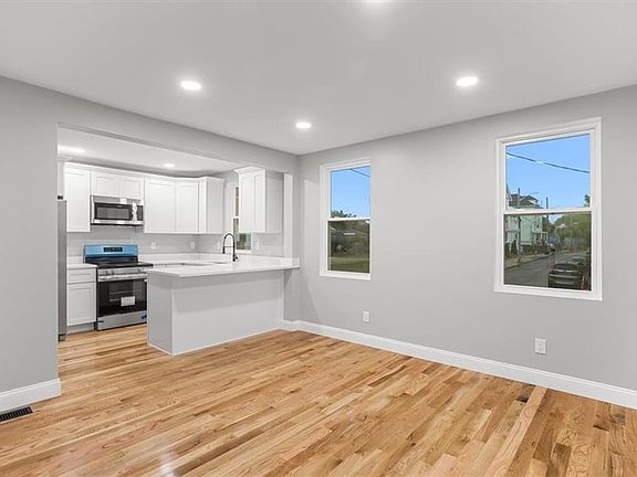 4th image of 28 Potters Ave