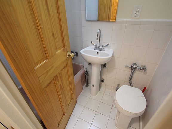 5th image of 315 W 14th St APT 1D