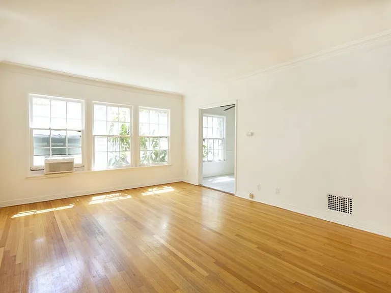 1120 Hacienda Pl #1/2 — Photo 1