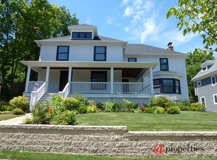 516 S Cook St, Barrington, IL 60010