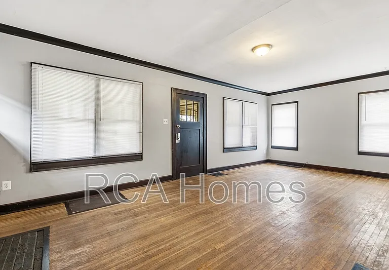 969 N Linwood Ave — Photo 2