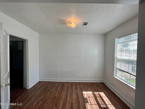 3rd image of 802 Farmer St