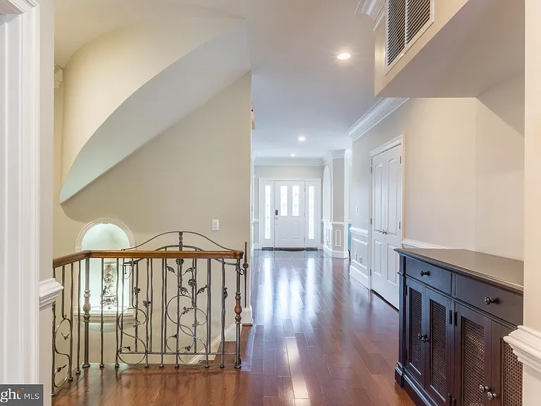 2138 Patrick Henry Dr — Photo 17
