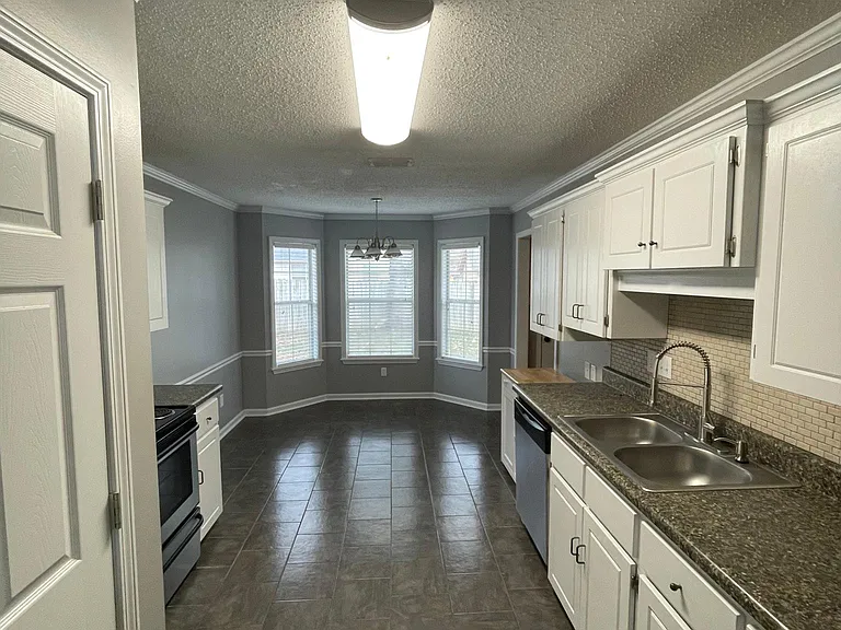 18 Stonehaven Dr — Photo 2