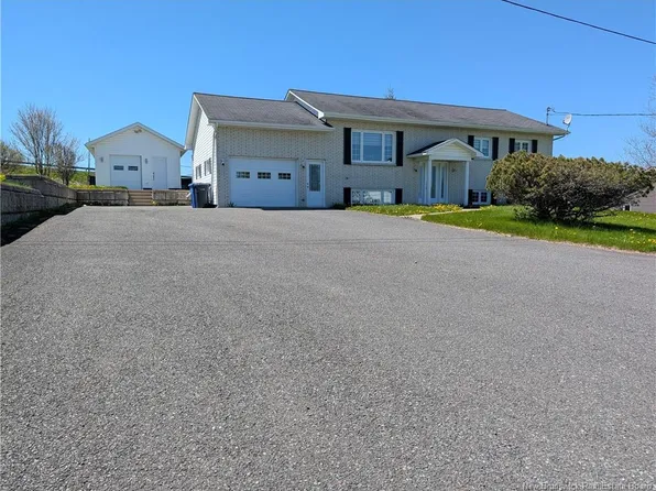 835 Walker St, Grand Falls, NB E3Z 1A4