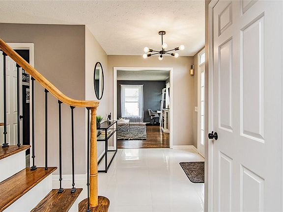 4th image of 128 Broadmoor Trl