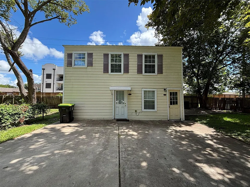 422 W Burleson St