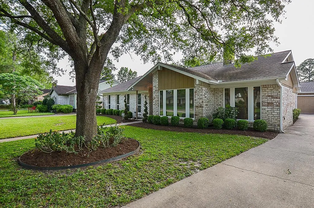 3 bed, 2.0 bath, 2289 sqft, $2,800 — Photo 3