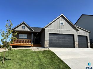 2608 S Copper Creek Ave, Sioux Falls, SD 57110
