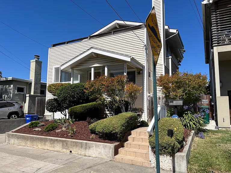 529 Stannage Ave — Photo 1