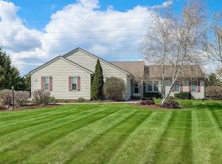 N77W27940 Garnet Ct, Hartland, WI 53029