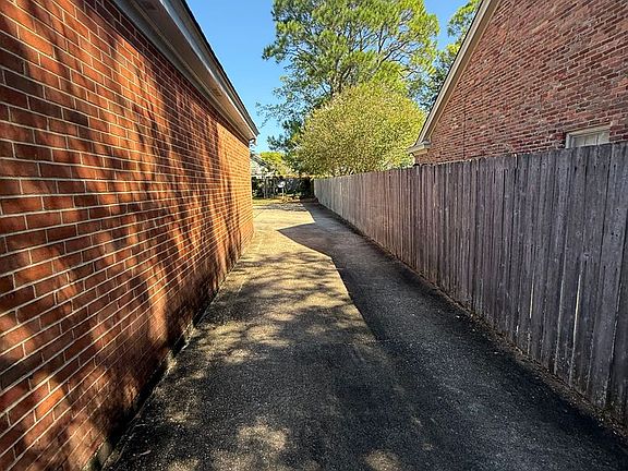 2nd image of 2029 Vaughn Ln