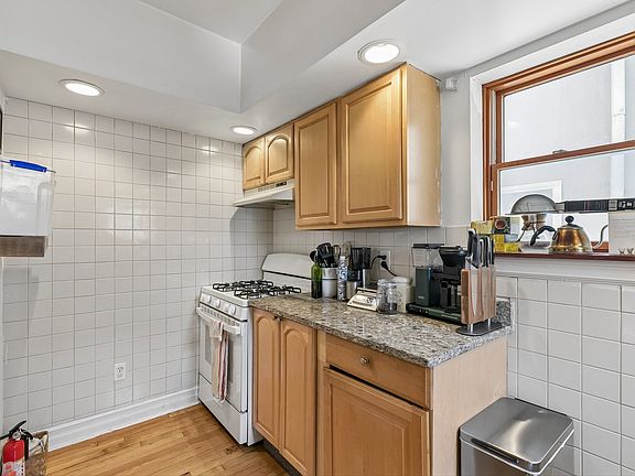 4th image of 615 S 11th St #3