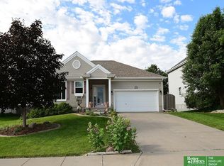 805 Stony Point Dr, Papillion, NE 68046