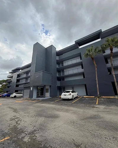 310 Fontainebleau Blvd Photo 1