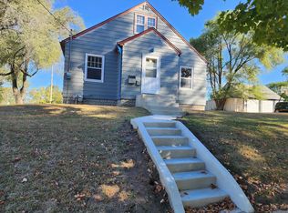401 Charles St, Waterloo, IA 50703