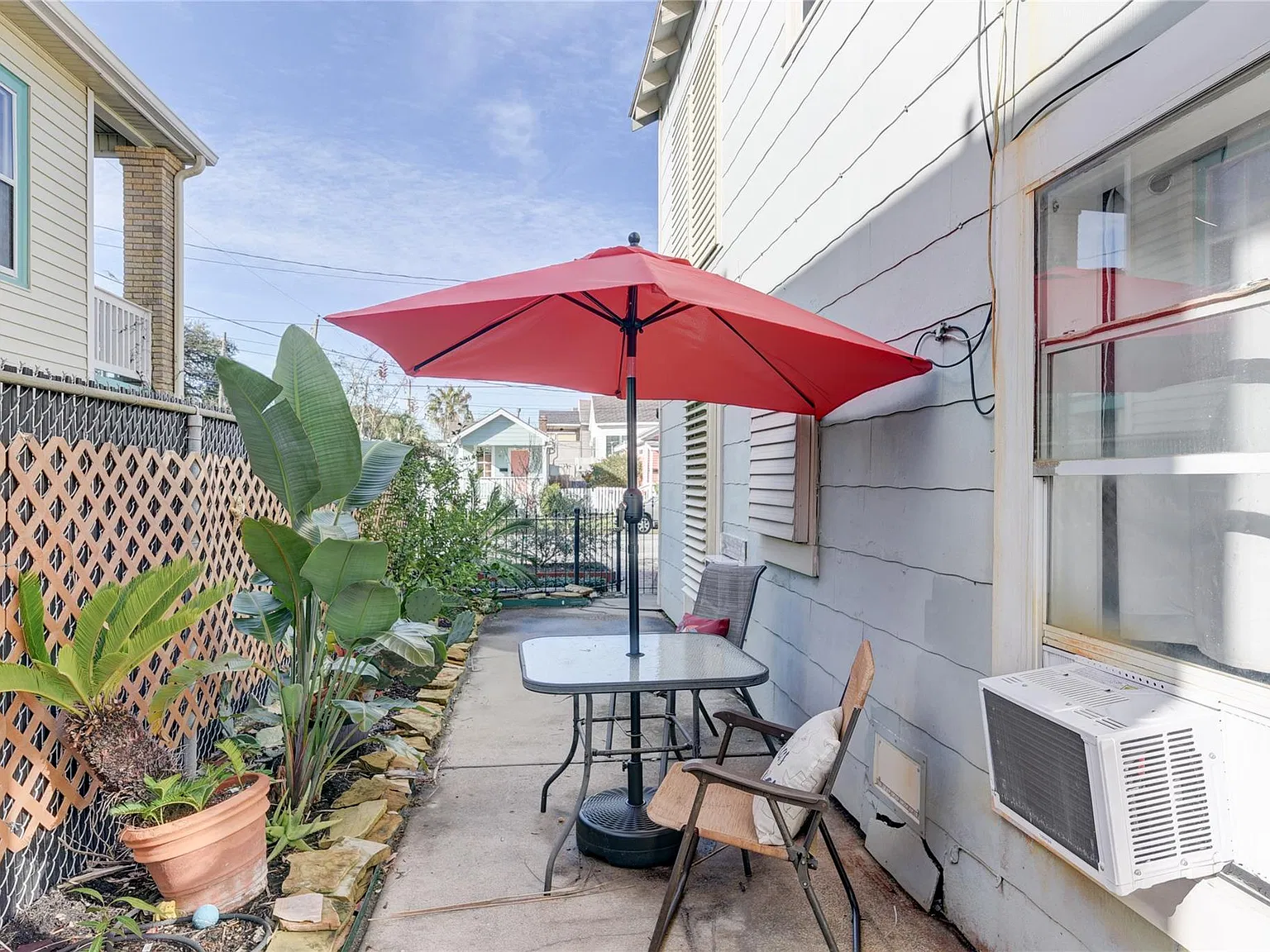 1 bed, 1.0 bath, 550 sqft, $950 — Photo 2