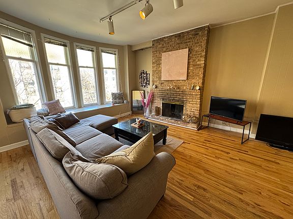 2nd image of 1037 W Belden Ave APT 3