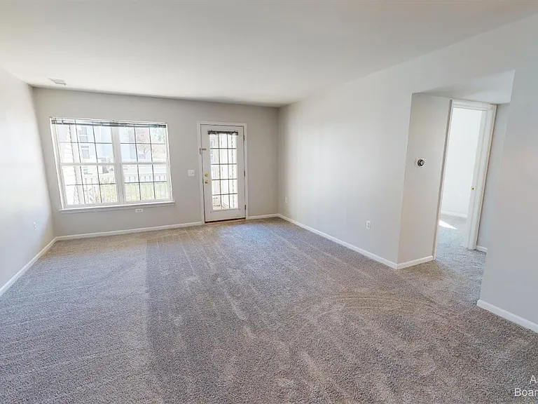 2785 S Knightsbridge Cir — Photo 5