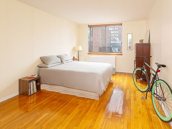 4th image of 414 W 54th St #Phc