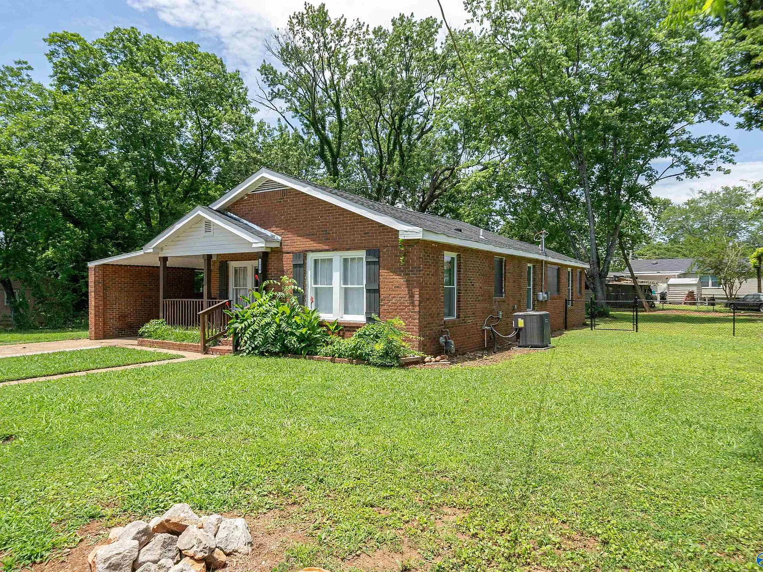 3 bed, 2.0 bath, 1161 sqft, $1,550 — Photo 2