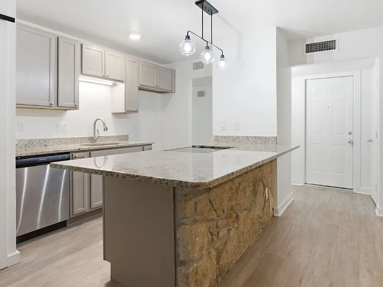 809 James St — Photo 12