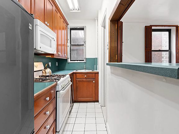 3rd image of 245 E 37th St APT 5D