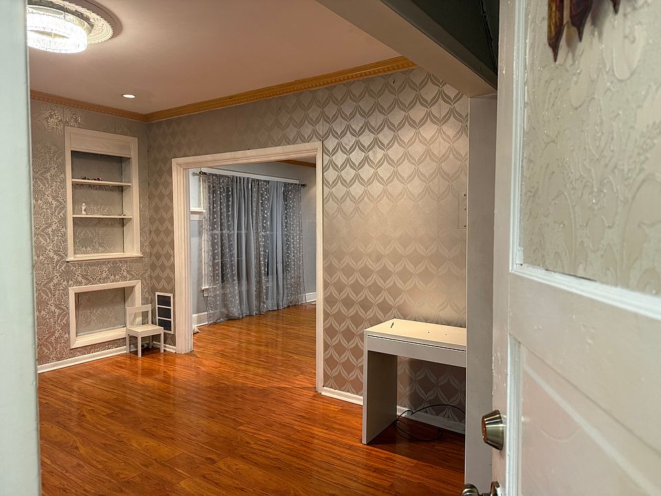 1st image of 27 Victoria Ave Floor 1