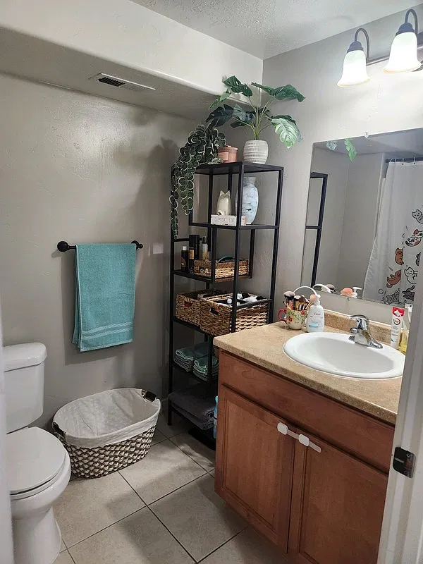 2-Bedroom Basement Apartment with Private Backyard — Photo 4