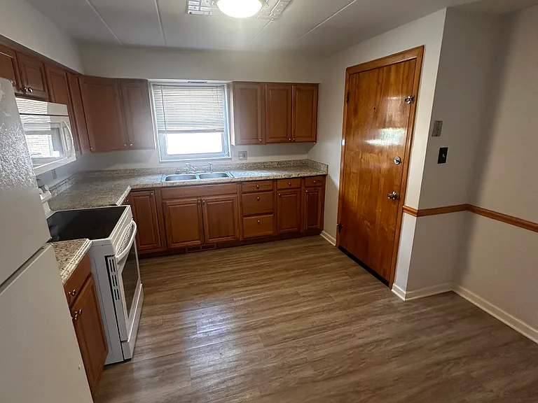 1777 Liberty Dr — Photo 3