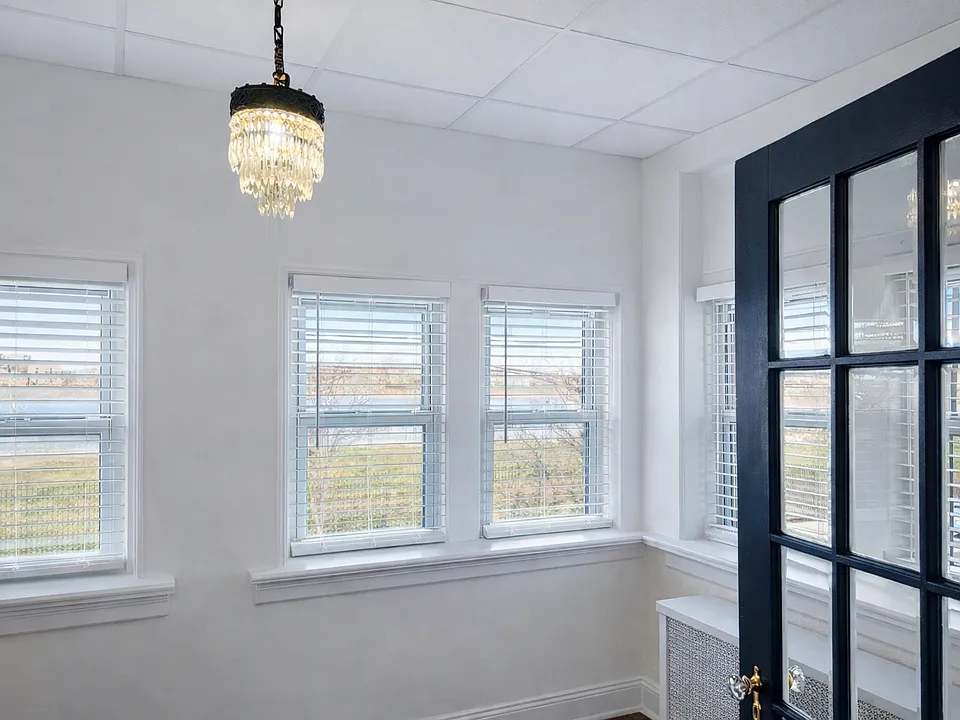 4-season sunroom/dining room with panoramic views of Manhattan skyline & Reservoir