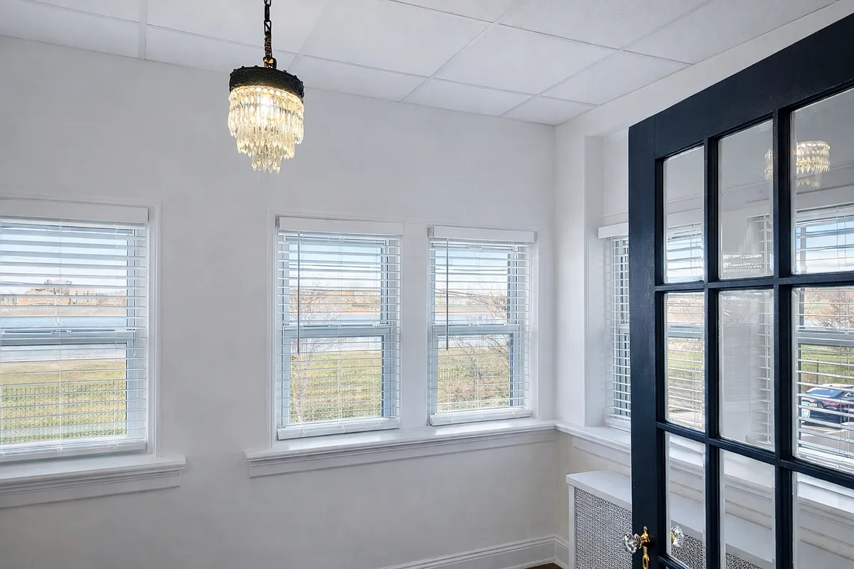 4-season sunroom/dining room with panoramic views of Manhattan skyline & Reservoir - 173 20th St #1