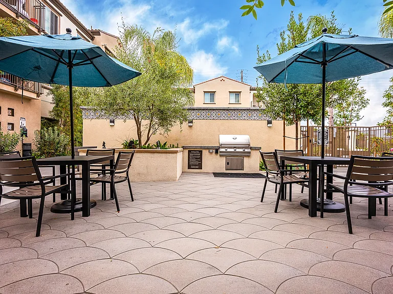 Los Alamitos Luxury Apartments — Photo 9