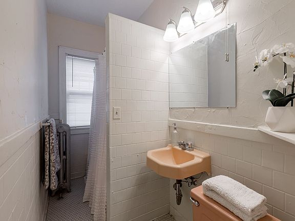 3rd image of 1325 W 27th St APT 103