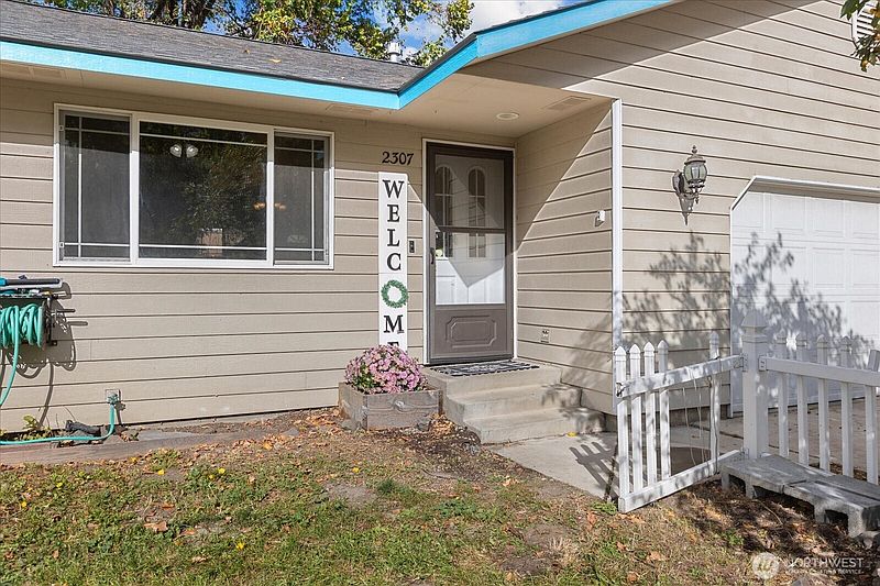3rd image of 2307 N Ridgeview Lane