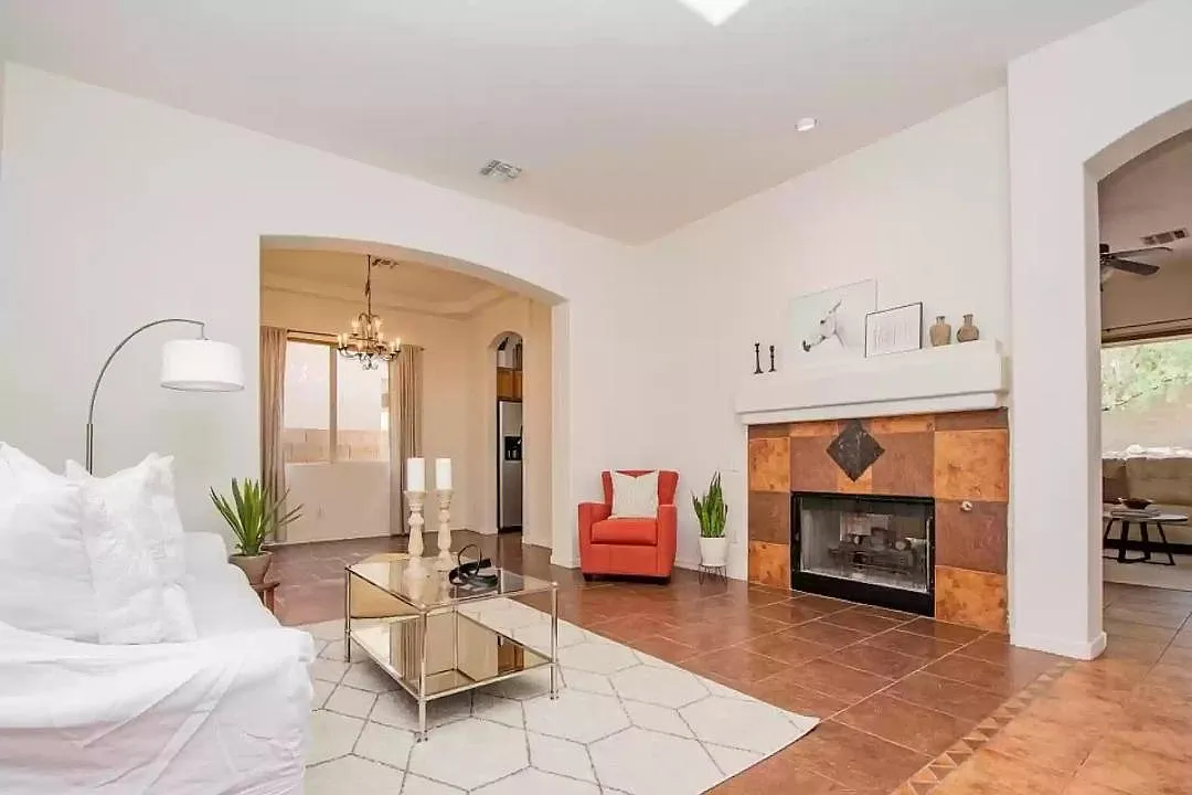 3 bed, 2260 sqft, $2,300 — Photo 3