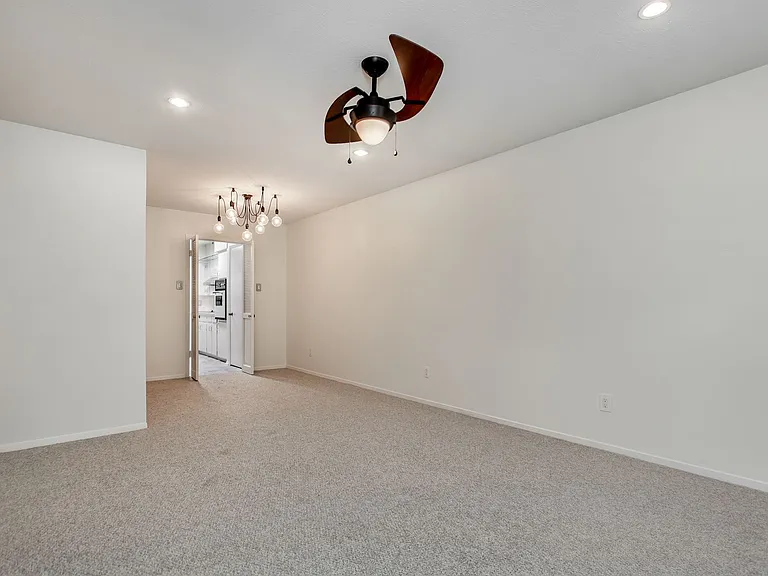 7475 Brentcove Cir — Photo 3