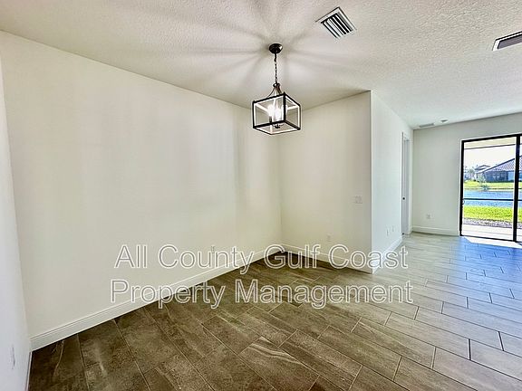 4th image of 333 Palmaria Ct