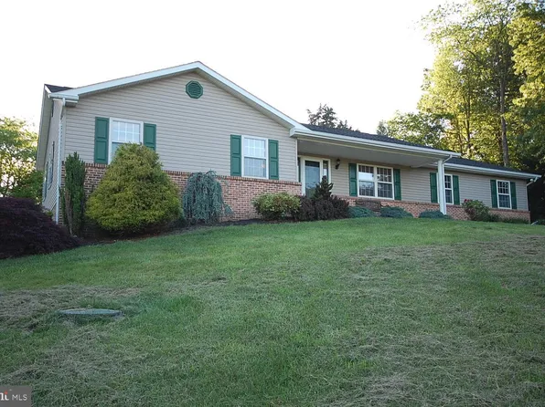 54 Jeanna Ln, Falling Waters, WV 25419