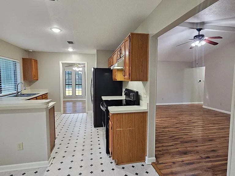 1402 Sheppard Ln — Photo 13