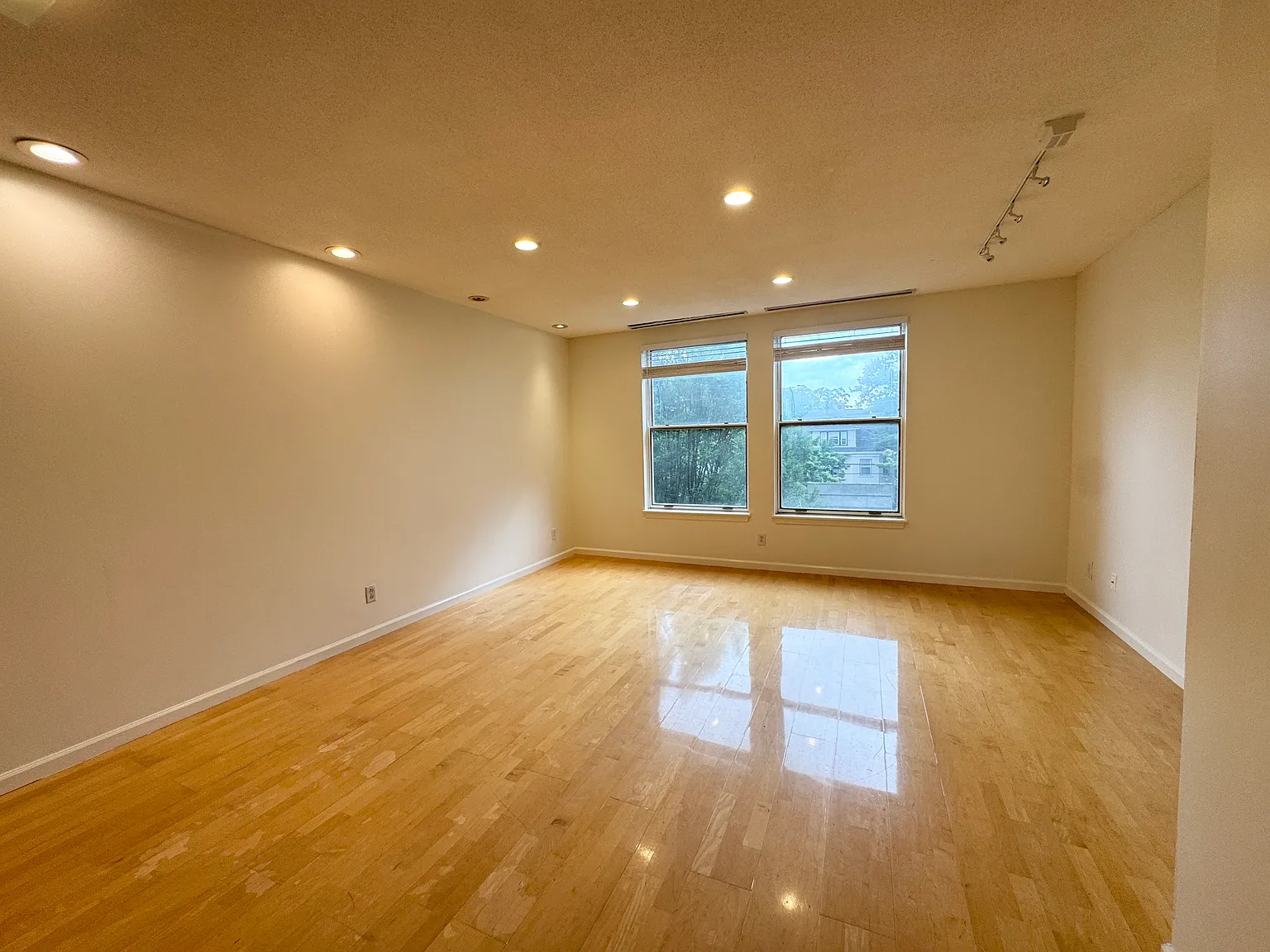 2 bed, 1105 sqft, $5,000 — Photo 2