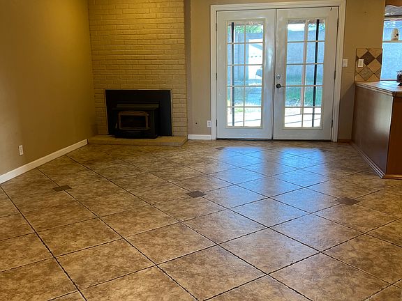 4th image of 930 Belle Ct
