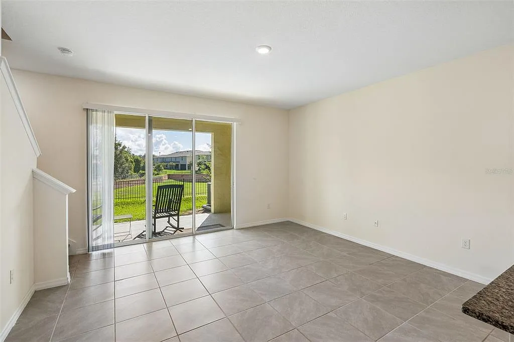 3 bed, 2.5 bath, 1673 sqft, $2,100 — Photo 4