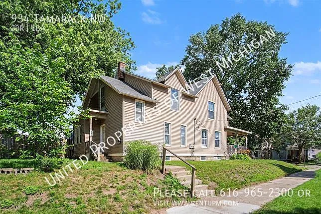 934 Tamarack Ave NW — Photo 2