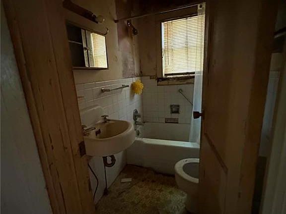 4th image of 214 Chestnut St