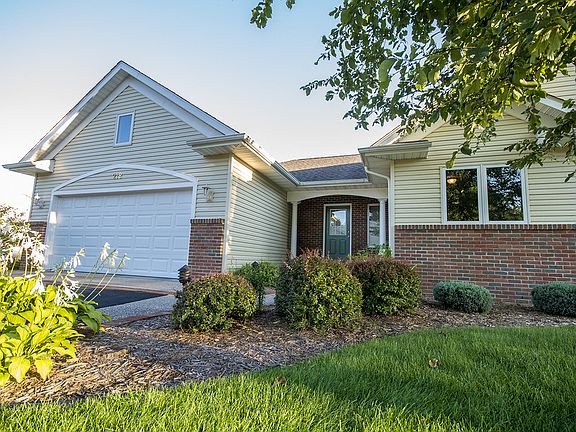 Built in 2010 this end unit condo resides in the Dow High, Jefferson Middle, and Siebert Elementary School Districts and is conveniently located in the heart of Midland close to shopping and restaurants. Newly constructed condos in this development do not typically include finished basements which makes this a unique opportunity for anyone looking to move right into condo living.