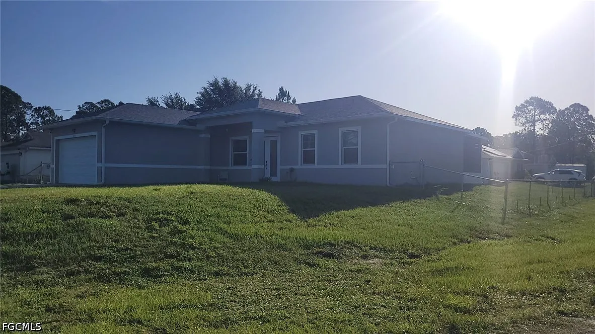 3 bed, 2.0 bath, 1639 sqft, $2,100 — Photo 2